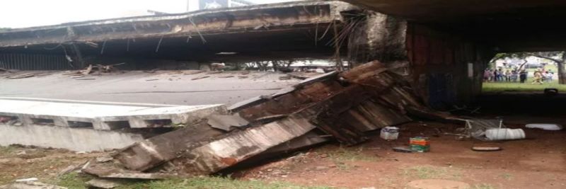Viaduto no Eixão no centro de Brasília desaba sobre carros estacionados próximo à Galeria dos Estados